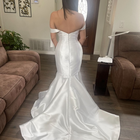 Wedding dress. Never worn, got pregnant. - Picture 2 of 4